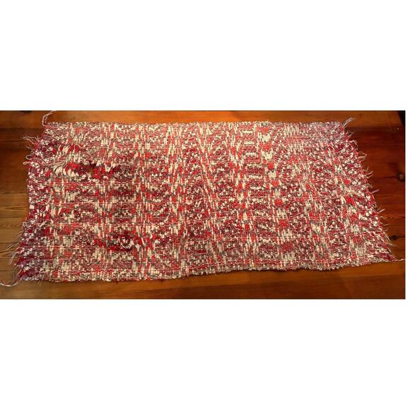 Vintage Hand Made Rag Rug 24" x 51" Red Gray White Distressed Reversible Boho - Picture 2 of 10